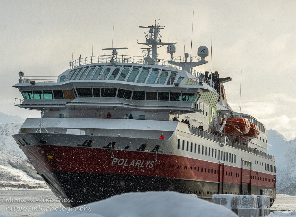 MS Polarlys arrives late into Sortland in the snow